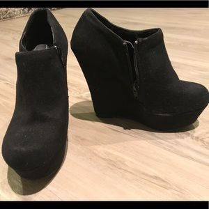 Steve Madden black wedges